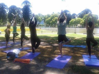 Clase-de-Yoga-en-Parque-Centenario-2012